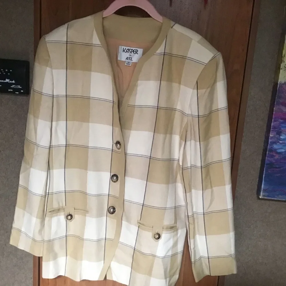 NWOT. Kasper Brand Women’s Size 12  Tans, Cream and Black Check Jacket